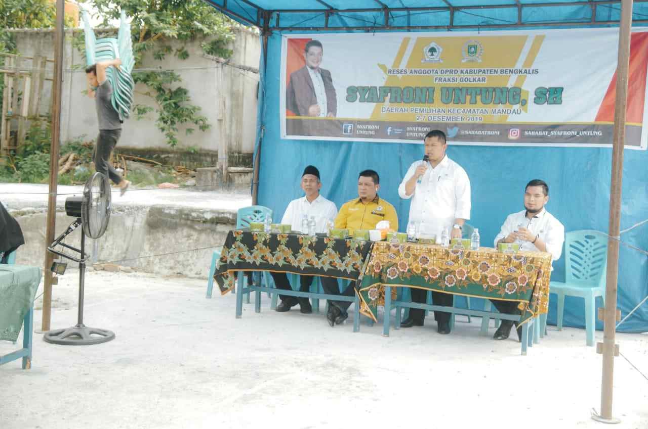 Camat Mandau, Riki Rihardi saat menyampaikan sambutan pada Reses Anggota DPRD Bengkalis Syafroni Untung