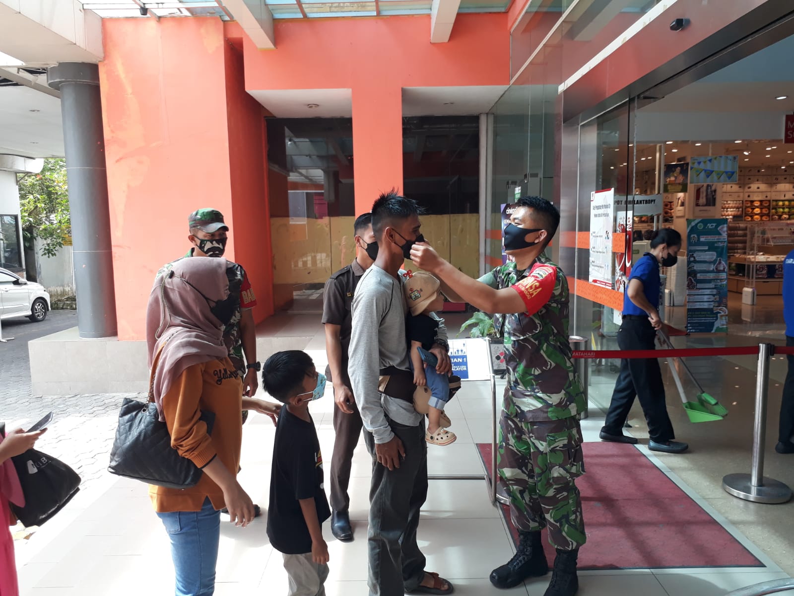 Serka Rostiyo, Serda Ramadhani dan Kopda Dedi Himbau Protokol Kesehatan di Mall Mandau City