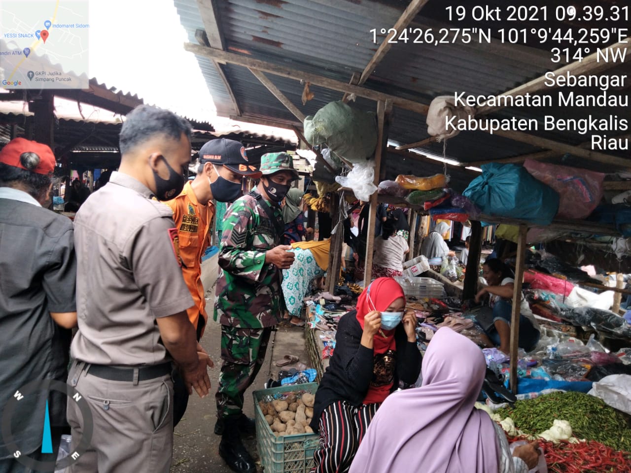 Taatilah Protkes Covid, Pesan Serma Sutrisno Sijabat di Pasar Sidomulyo Kulim