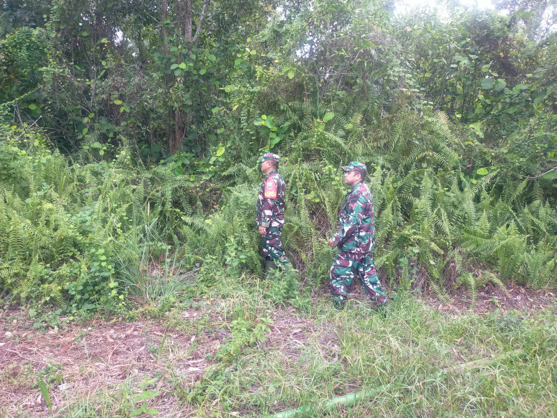 Terus Laksanakan Patroli, Babinsa Koramil 03/Mandau Koptu Muchsin Khan dan Kopda P. Samosir di Desa Tasik Serai