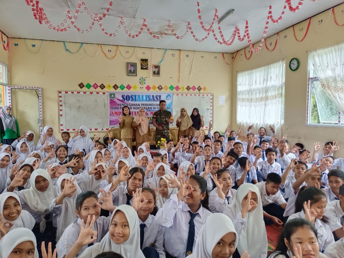 Babinsa Koramil 03/Mandau, Kopda Bambang Hardoyo Beri Komsos Wawasan di SMPS Pelopor