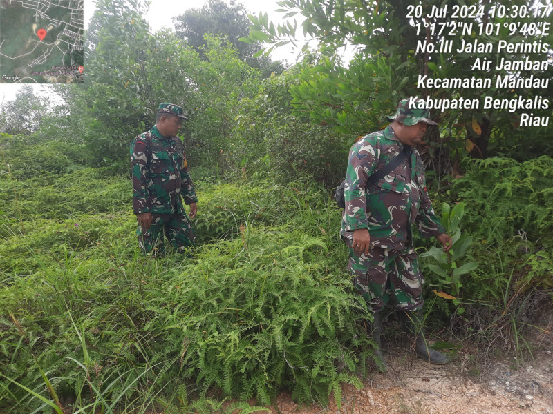 Cegah Karhutla, Babinsa Mandau Sertu Chandrawan, Serda Ahamd Junaidi dan Kopda Bambang Laksaksanakan Patroli di Air Jamban