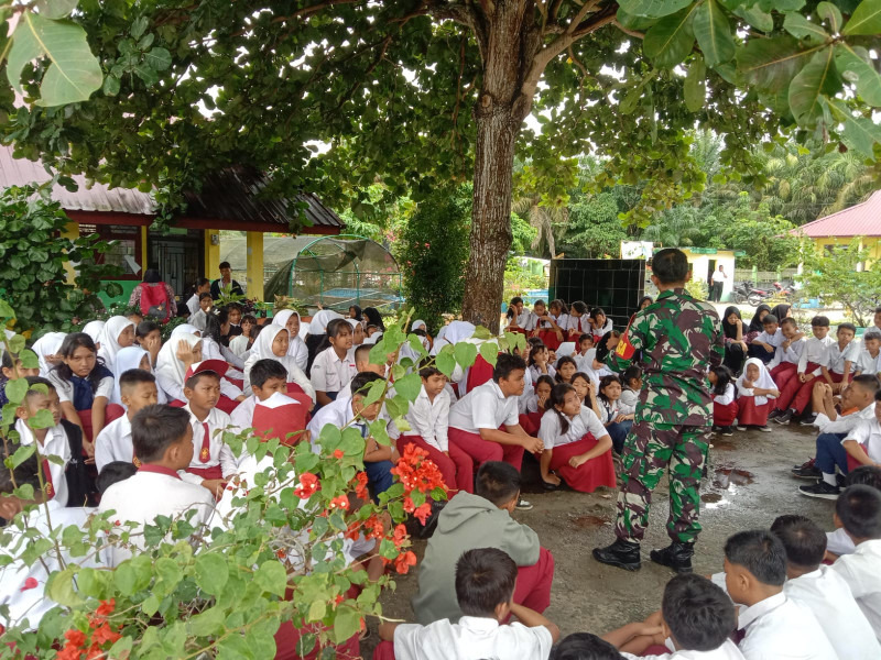 Babinsa Serda D. Simanjuntak. Berikan Komsos Pancasila Kepada Siswa SMPN Desa Bumbung