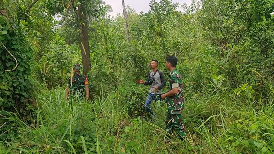 Terus Laksanakan Patroli, Babinsa Koramil 03/Mandau Serda M. Fikri dan Kopda Bambang di RW 01 Koto Pait Beringin