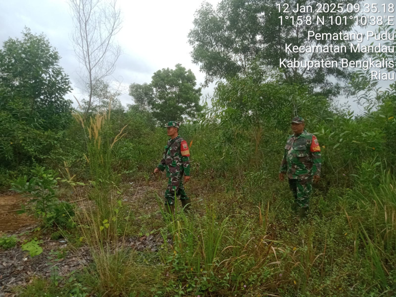 Babinsa Serka SDG Barus, Serda Paino, berpatroli Karhutla di Mandau