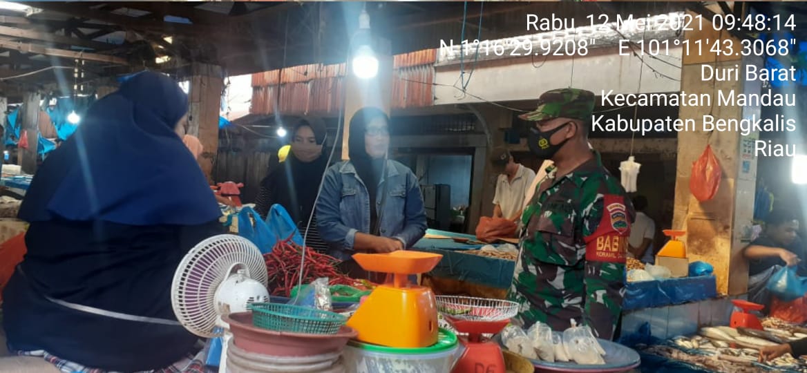 Sertu Agung Saputro Himbau Pengunjung Pasar Dewi Sartika Mandau