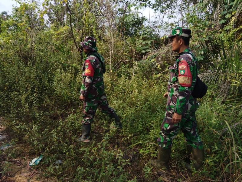 Babinsa Serka DDG Barus, Serda paino, Koptu Muchsin kahn Patroli Karhutla di Kelurahan Pematang Pudu, Mandau