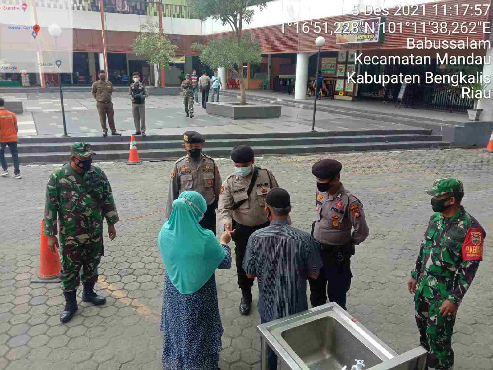 TNI Polri Himbau Protokol Kesehatan di Mall Mandau City