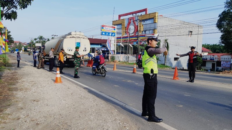 Babinsa Laksanakan Pengamanan Jalur Lintas Sumatera di Pos PAM Depan Polsek Mandau