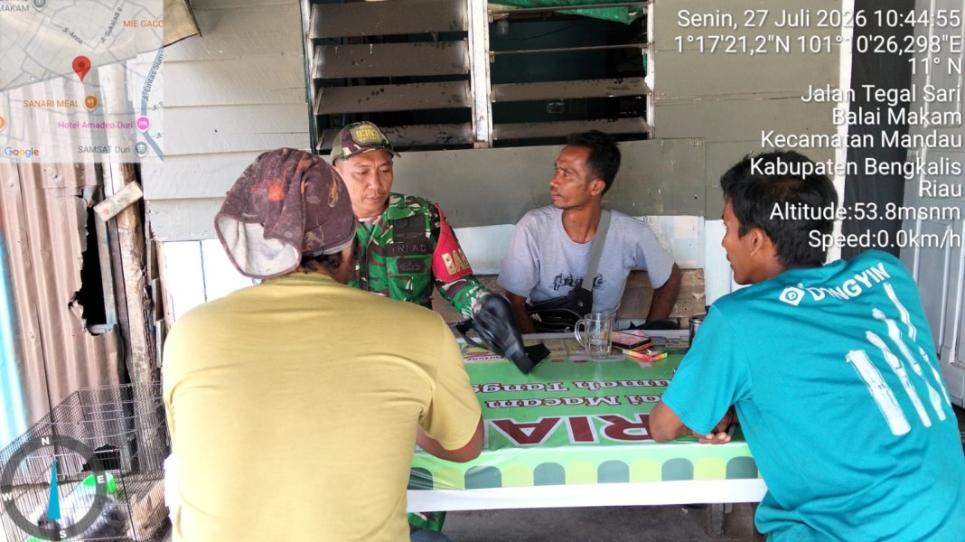 Babinsa Kopda Yusup Berikan Pemahaman Pancasila Kepada Warga Jalan Tegal Sari, Mandau, Bengkalis