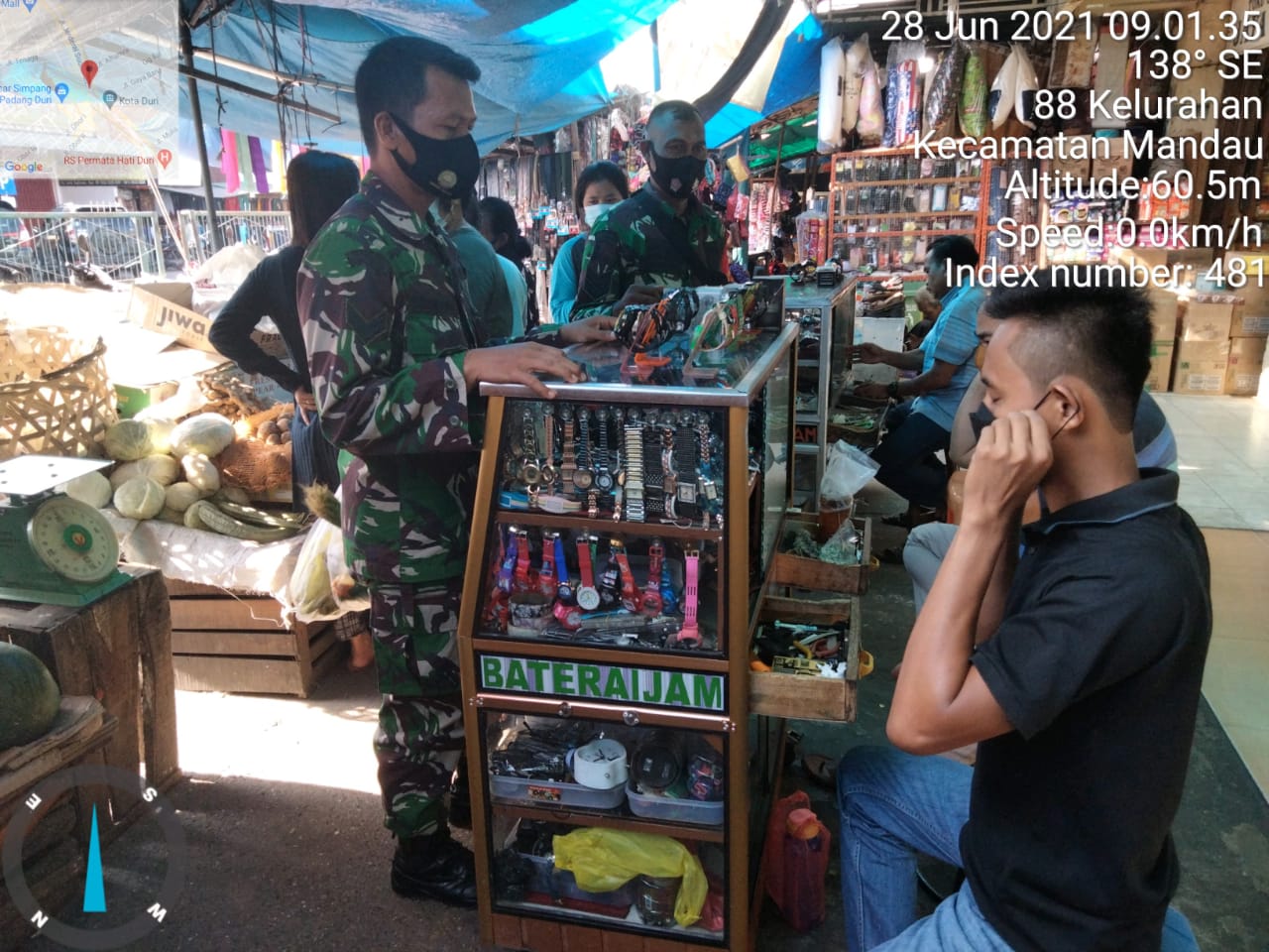 Serma Sutrisno Himbau Pengunjung Pasar Tradisional Dewi Sartika Agar Protkes