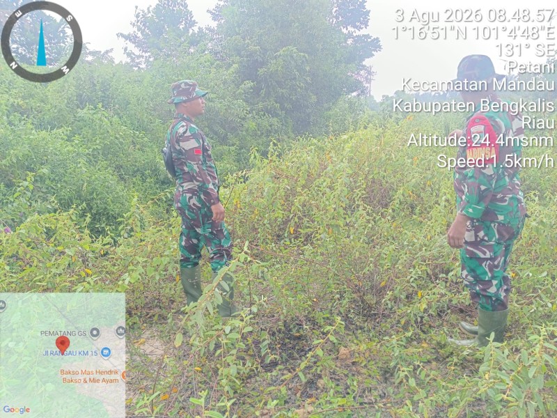 Babinsa Sertu FS. Sihotang, Praka I. Sinaga Patroli Karhutla di Jalan Siak, Desa Petani, Bengkalis