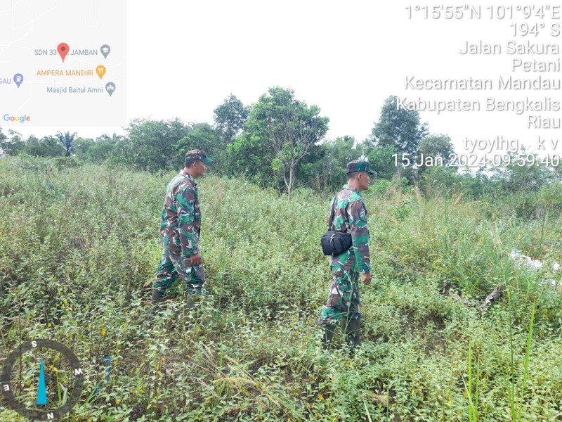 Terus Laksanakan Patroli, Babinsa Koramil 03/Mandau Sertu Agung Saputro dan Sertu SDG Barus di Jalan Sakura Desa Buluh Manis, Kecamatan Bathin Solapan