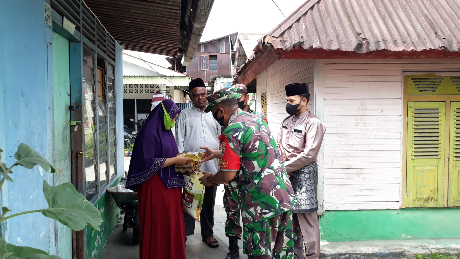 Laksanakan Jum'at Berkah, Danramil 03/Mandau Berbagi Sembako Kepada Masyarakat Batang Serosa