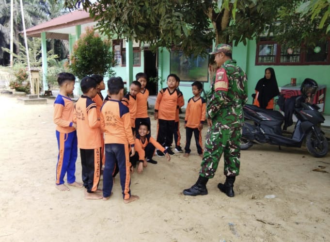 Babinsa Serda Paino Berikan Pemahaman Pancasila Siswa SDN 22 Pinggir