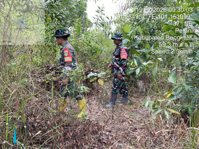 Babinsa Serma Fauzi, Serka Ristiyo Patroli Karhutla di Desa Petani, Bengkalis