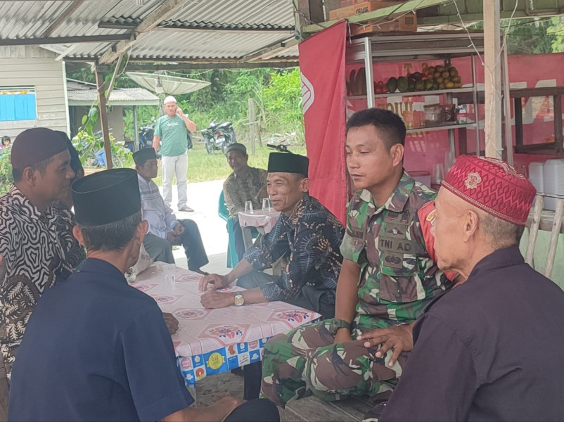 Babinsa Serda Awaluddin Berikan Komsos Pancasila Kepada Masyarakat Kelurahan Air Jamban
