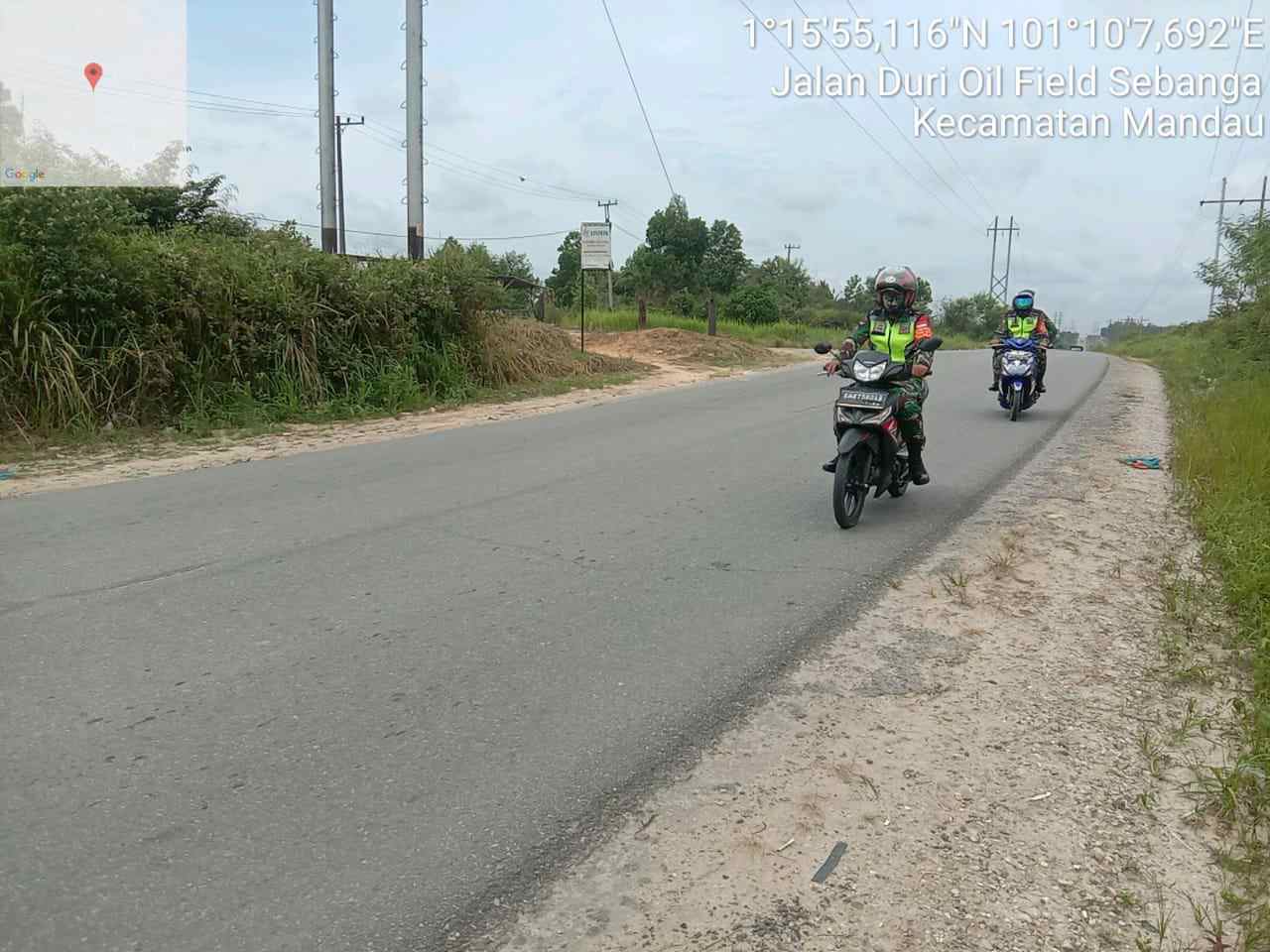 Sertu Alinaspi Babinsa Koramil 04/Mandau Patroli Pemilukada Sepanjang Jalan Rangau
