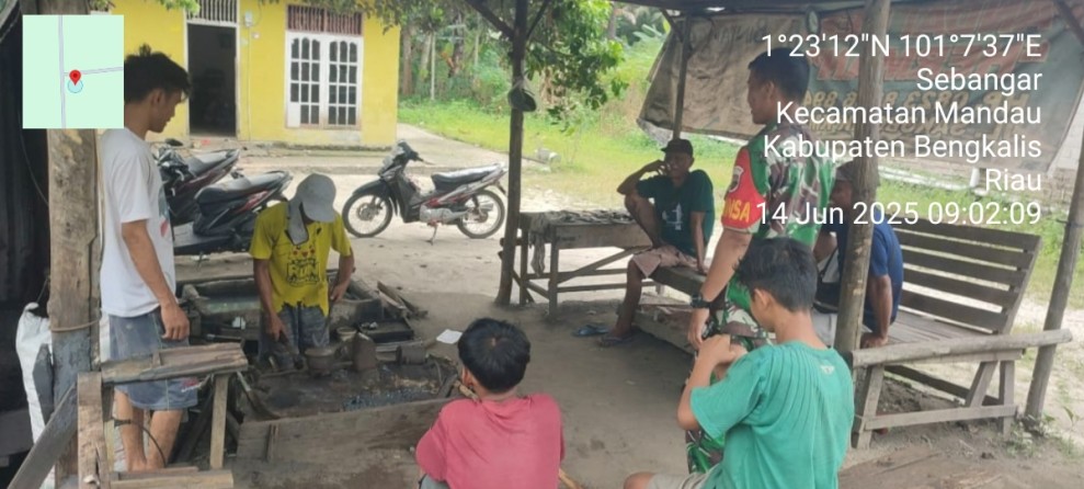 Babinsa Sertu Handoko Berikan Penyuluhan Pancasila Kepada Warga Desa Sebangar, Kampung Pancasila