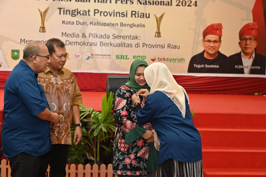 Anugerah Tertinggi JMSI Riau 2024, Berupa PIN Emas Diberikan Kepada Bupati Bengkalis Kasmarni