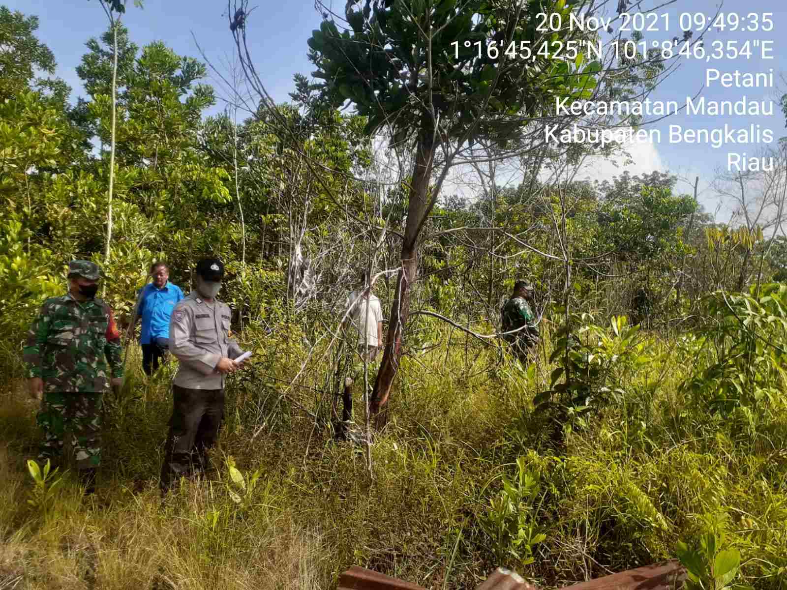 Serka Agusliadi dan Sertu Handoko Patroli Karhutla di Desa  Petani