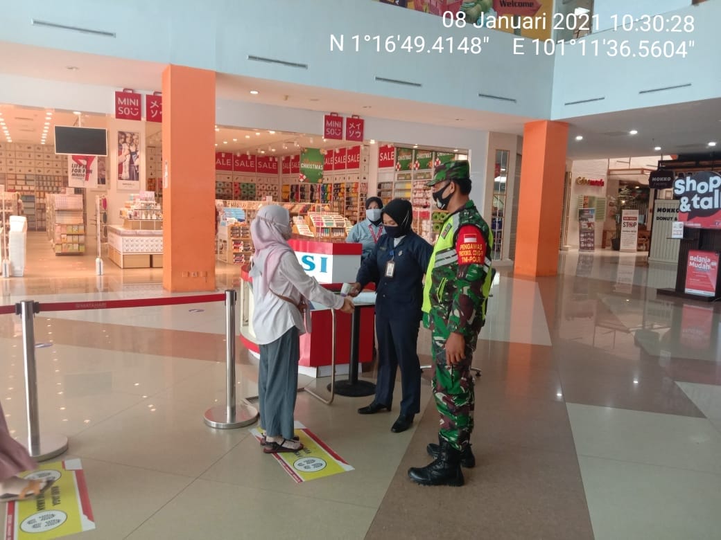 Sertu Agung Himbau Wajib Masker dan Protkes di Mall Mandau City, Duri
