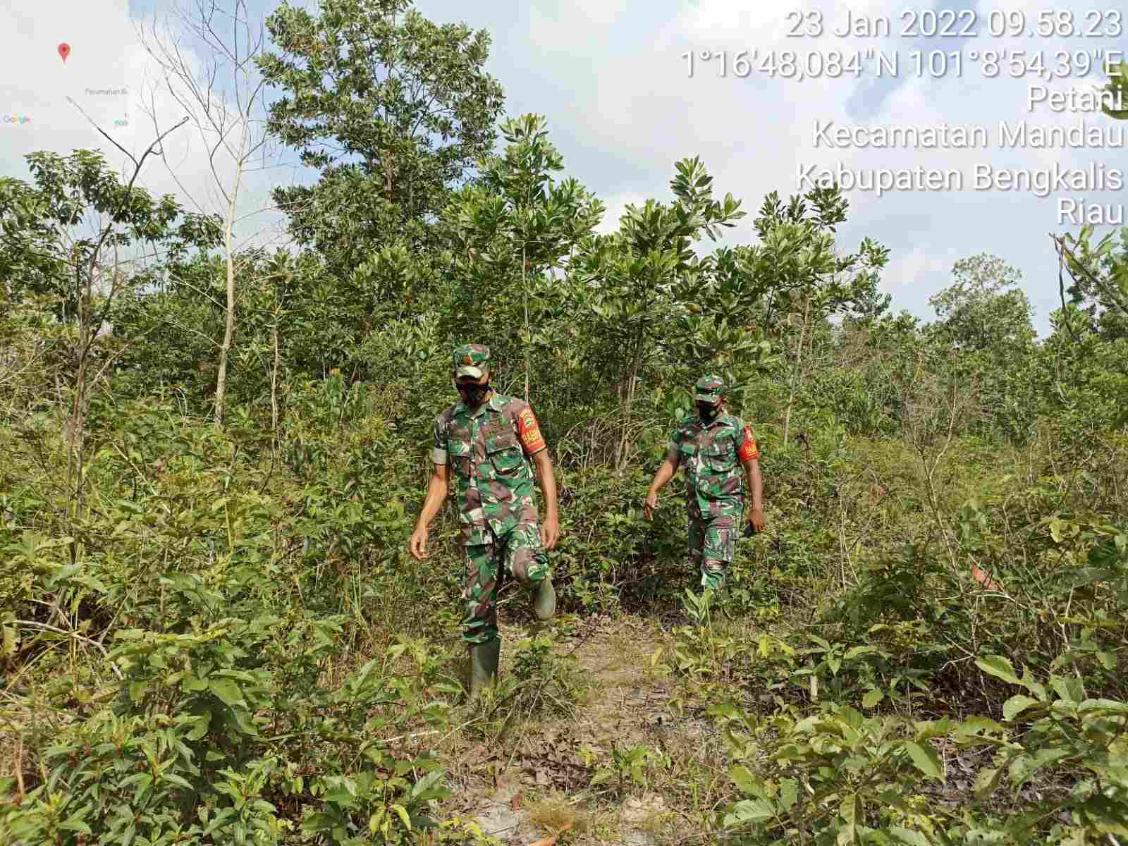 Sertu Robbi dan Serda Junaidi Patroli Karhutla di 2 Desa di Kecamatan Bathin Solapan