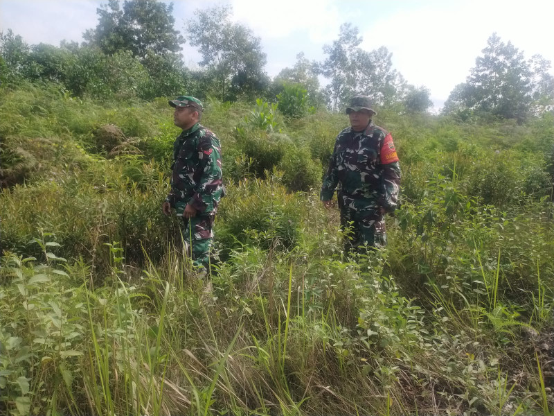 Terus Laksanakan Patroli, Babinsa Koramil 03/Mandau Serda Z. Panjaitan Koptu M. Khan di Pematang Pudu