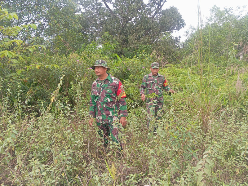 Babinsa Serka Agung, Sertu Awaluddin, Serda Riza, berpatroli Karhutla di Mandau