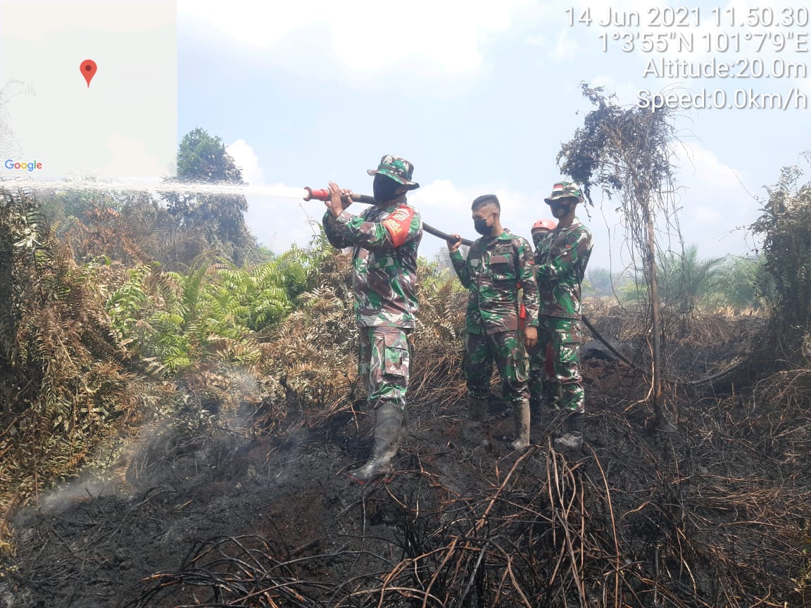 Babinsa Serka N. Sargaih Berjibaku Memadamkan Api Meskipun Cuaca Panas dan Angin Kencang