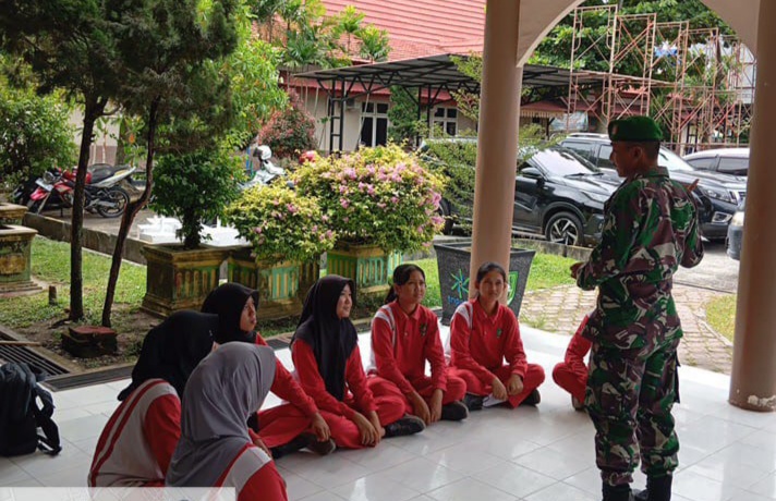 Babinsa Serma Suprapto Berikan Penyuluhan Pancasila Kepada Siswa SMA Negeri Kelurahan Air Jamban, Kampung Pancasila