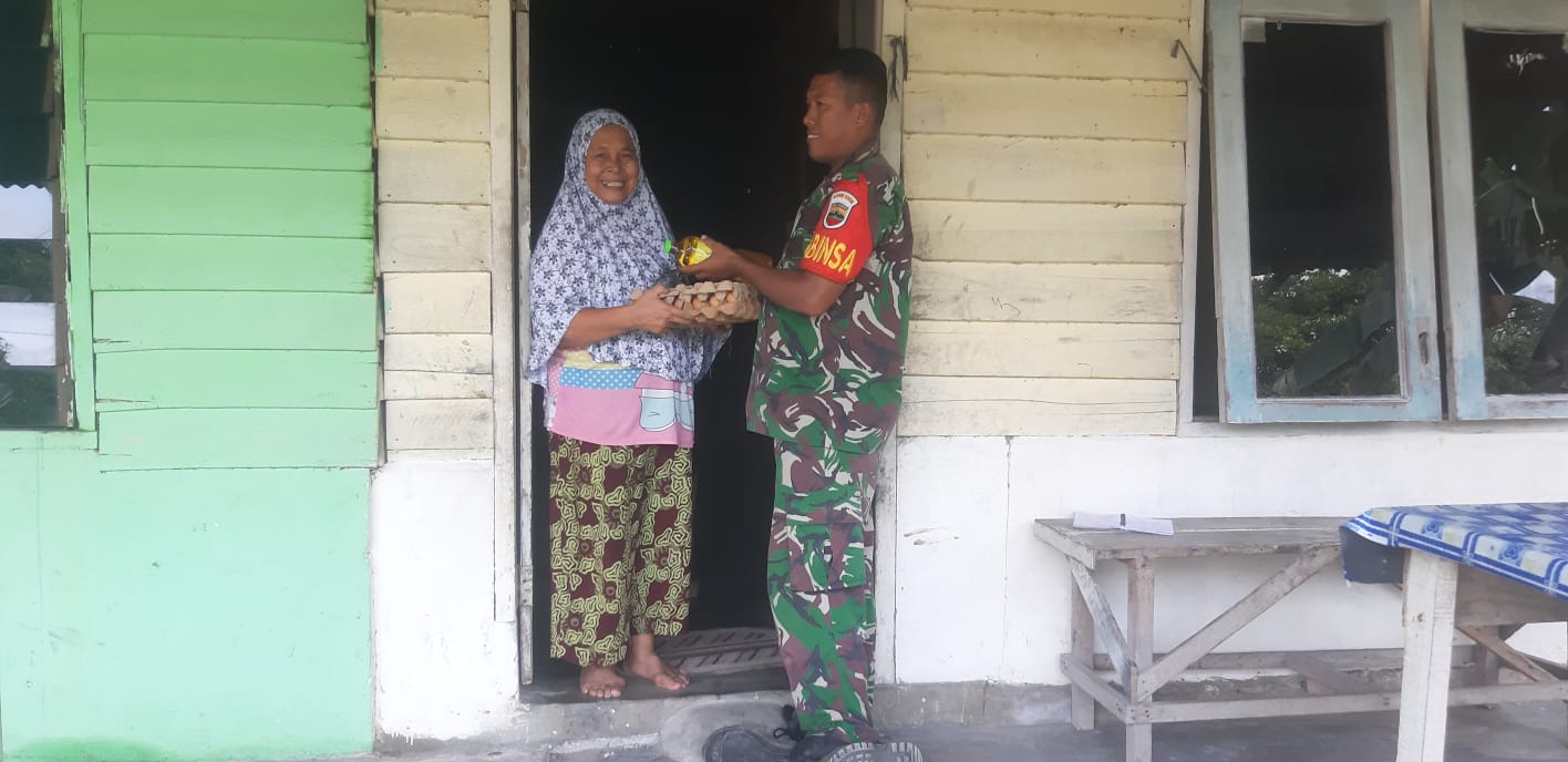 Babinsa Koramil 03/Mandau Kunjungi Maimuna Warga Desa Simpang Padang