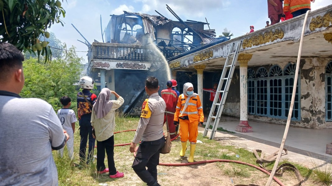 Bangunan Tua Tidak Berpeghuni Hangus Dilalap Jago Merah, Di Kota Dumai