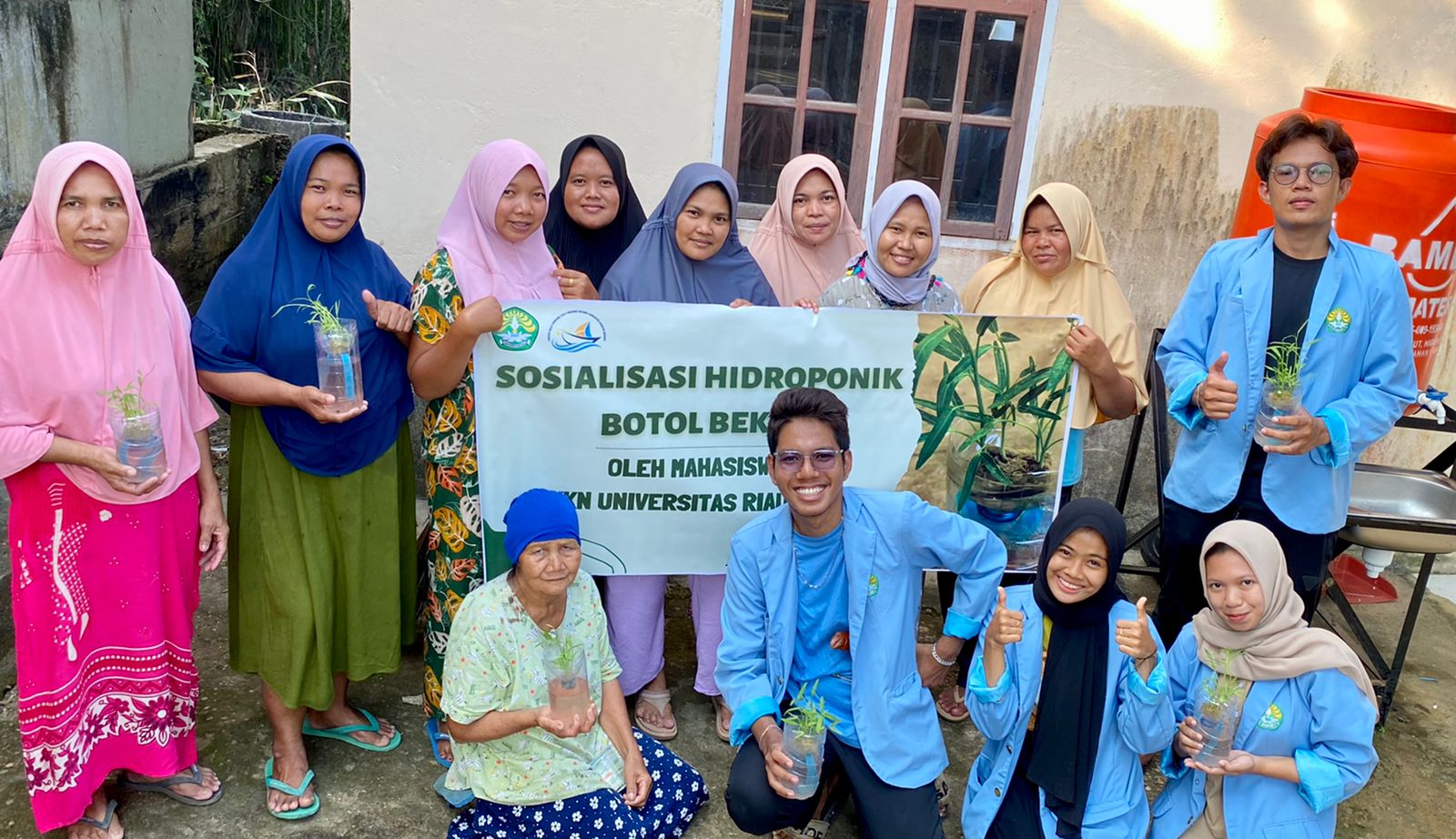 Mahasiswa KKN UNRI melakukan Sosialisasi Hidroponik Sederhana dari Botol Bekas