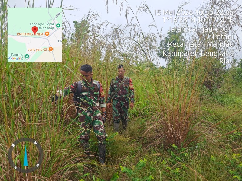 Babinsa Sertu Joni. R, Pratu D.N.Simanungkalit Patroli Karhutla di Desa Petani, Batsol