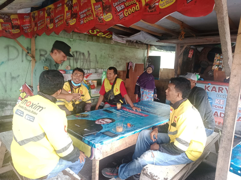 Babinsa Serma Suprapto Berikan Komsos Kepada warga RT 02 RW 01 Batang Serosa, Duri, Bengkalis