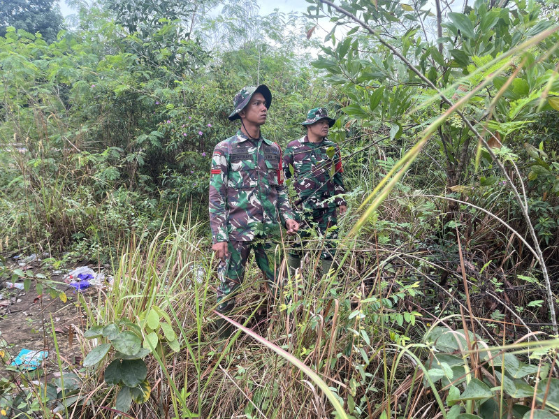 Cegah Karhutla, Babinsa Mandau Kopda P. Samosir dan Pratu Hanafi Laksaksanakan Patroli