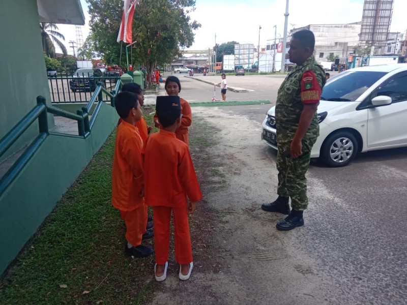 Babinsa Sertu A. Junaidi Berikan Pemahaman Pancasila Kepada Warga Kelurahan Batang Serosa, Mandau, Bengkalis