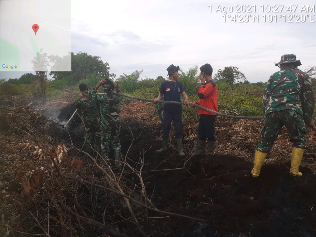 Hari Ke 3 Pemadaman dan Pendinginan, Sertu Agung Ikut Berjibaku di Desa Pangkalan Libut
