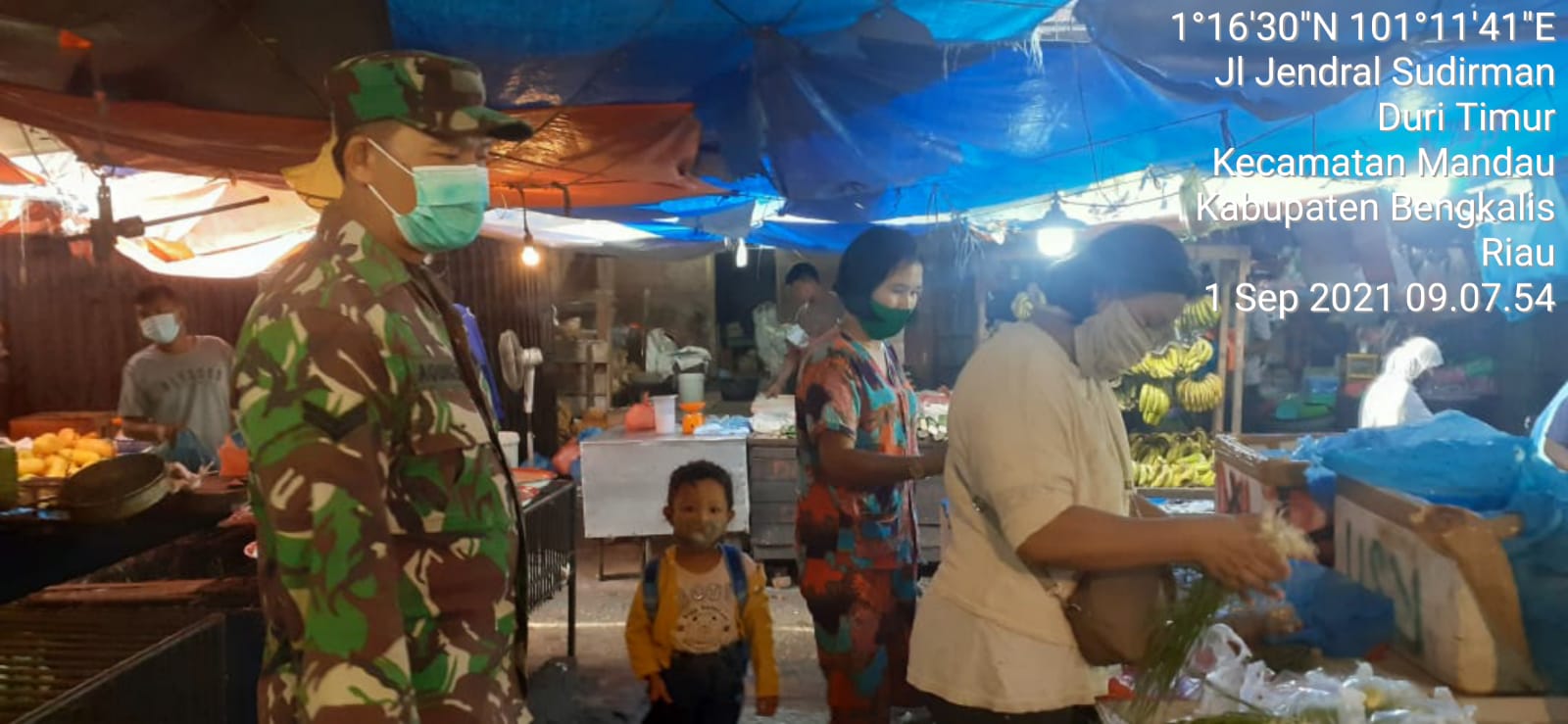 Pengunjung Pasar Dewi Sartika dihimbau Babinsa Peltu Jefri Dian