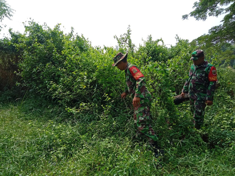 Terus Laksanakan Patroli, Babinsa Koramil 03/Mandau Serda M. Fikri dan Kopda Samosir di Tasik Serai Timur