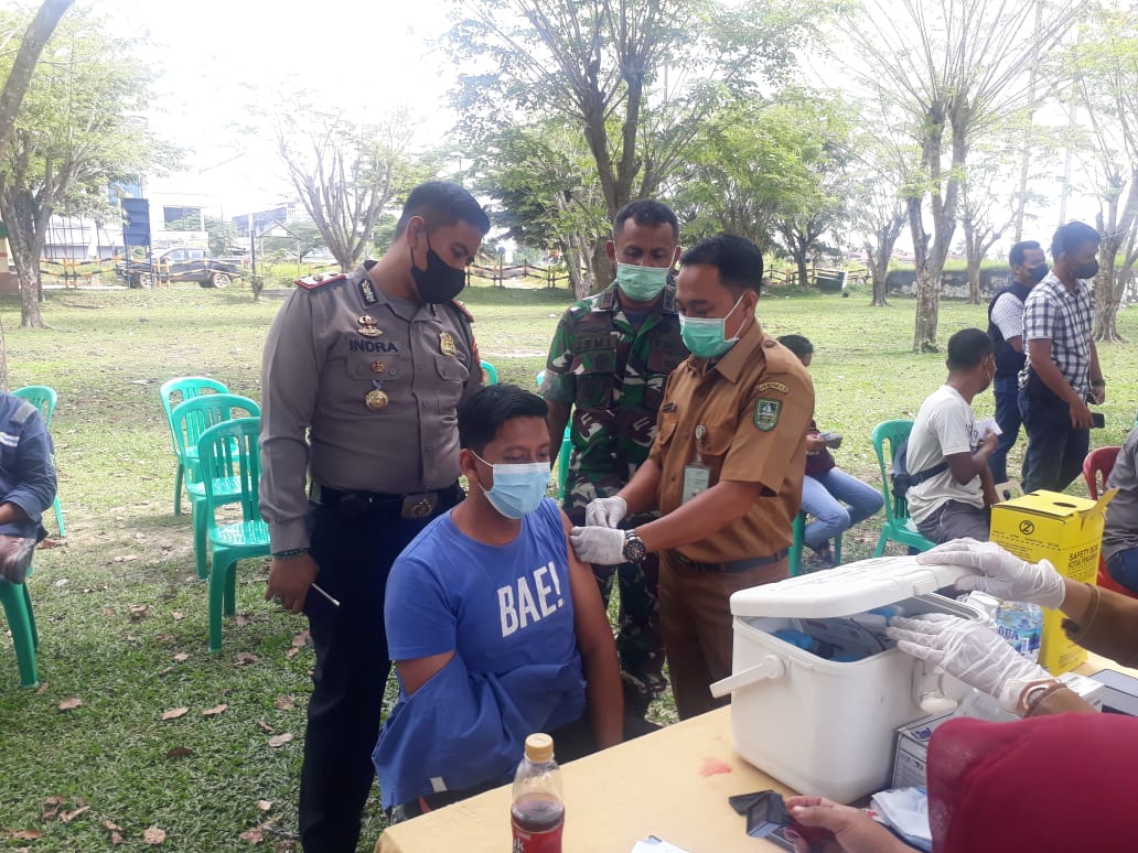 Danramil 03/Mandau Kapten Arh. Jemirianto, Tinjau Pelaksanaan Vaksinasi di Lapang Angsana