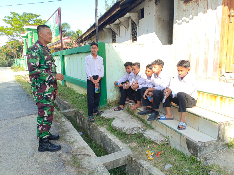 Babinsa Sertu Agung Saputro Berikan Komsos Pancasila Kepada Siswa di Pematang Pudu, Mandau