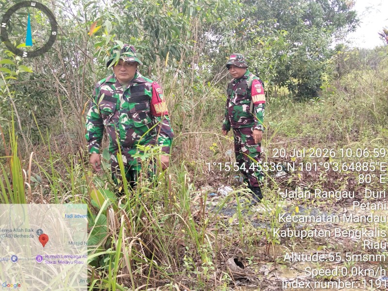 Babinsa Serma TR.Lase, Serda Ml.Silaban Patroli Karhutla di Desa Petani Bengkalis