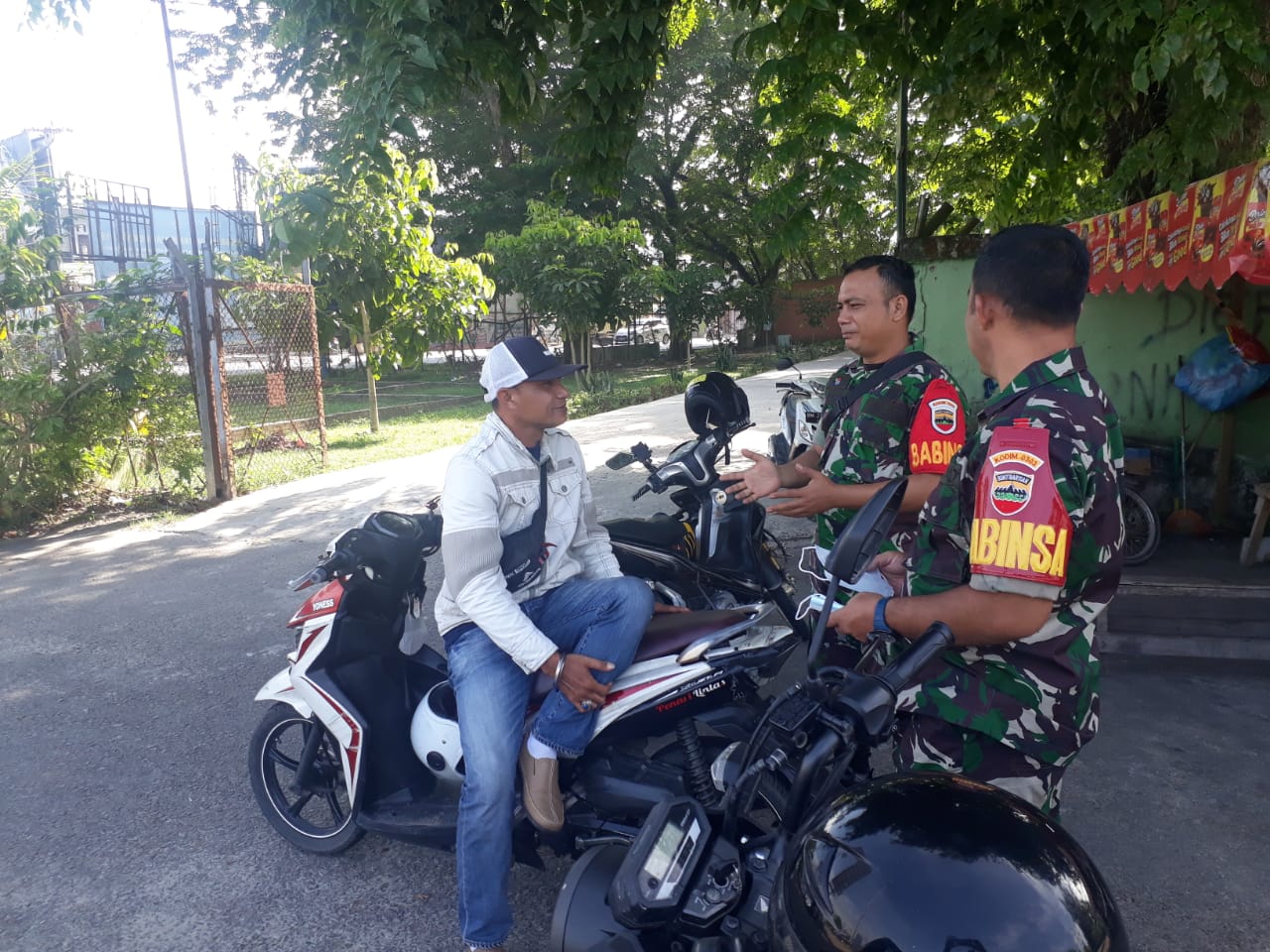 Penegakan Protkes Babinsa Serka Ristiyo, Serda Heriadi dan Serda AT. Silaban di Jalan Sudirman Duri