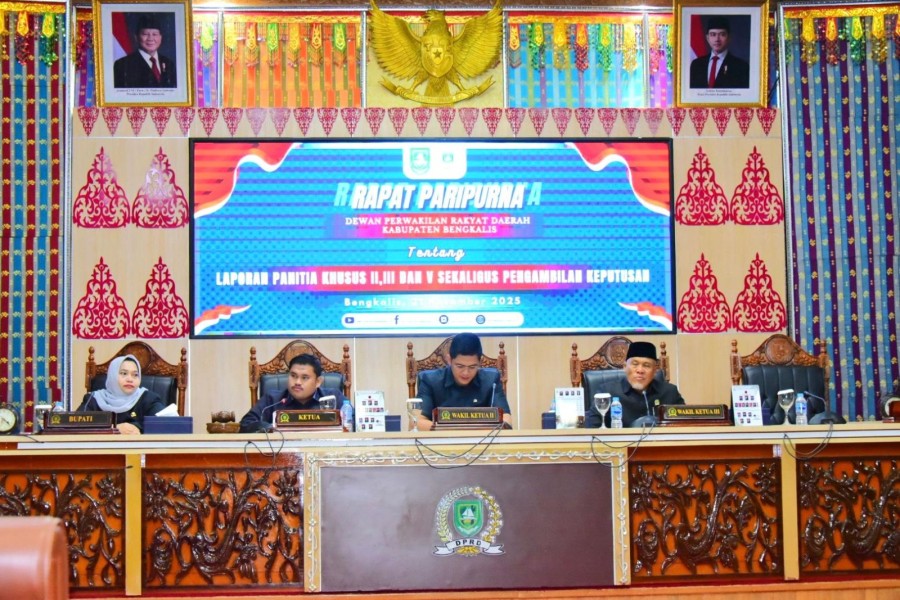 Bupati Bengkalis Hadiri Paripurna DPRD, Dengarkan Laporan Pansus II, III, V Bahas Ranperda
