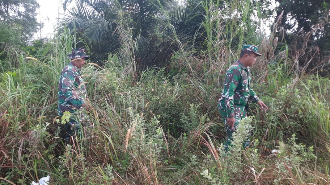 Babinsa Sertu Ahamd Junaidi, Serda Paino Patroli Karhutla di Jalan Siak, Desa Petani, Bathin Solapan, Bengkalis