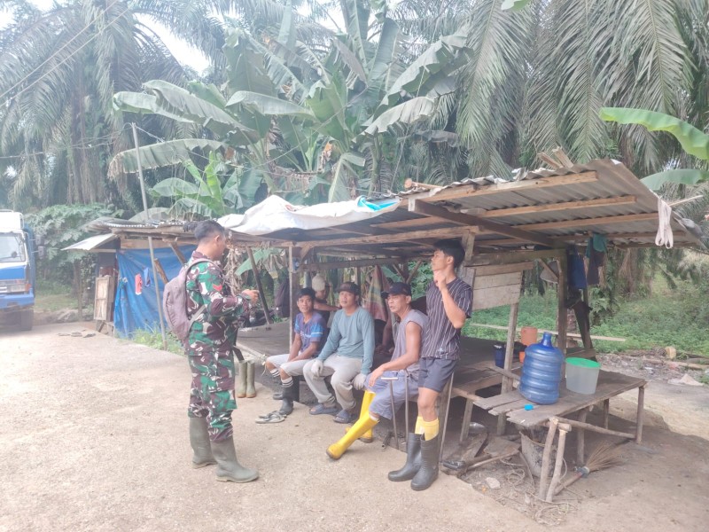 Babinsa Koptu Bambang Berikan Penyuluhan Pancasila Kepada warga Kelurahan Batang Serosa