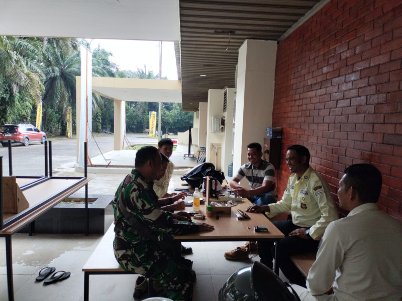 Babinsa Serda AT. Silaban Berikan Komsos Pancasila Kepada Warga RT 02 RT 01 Gajah Sakti