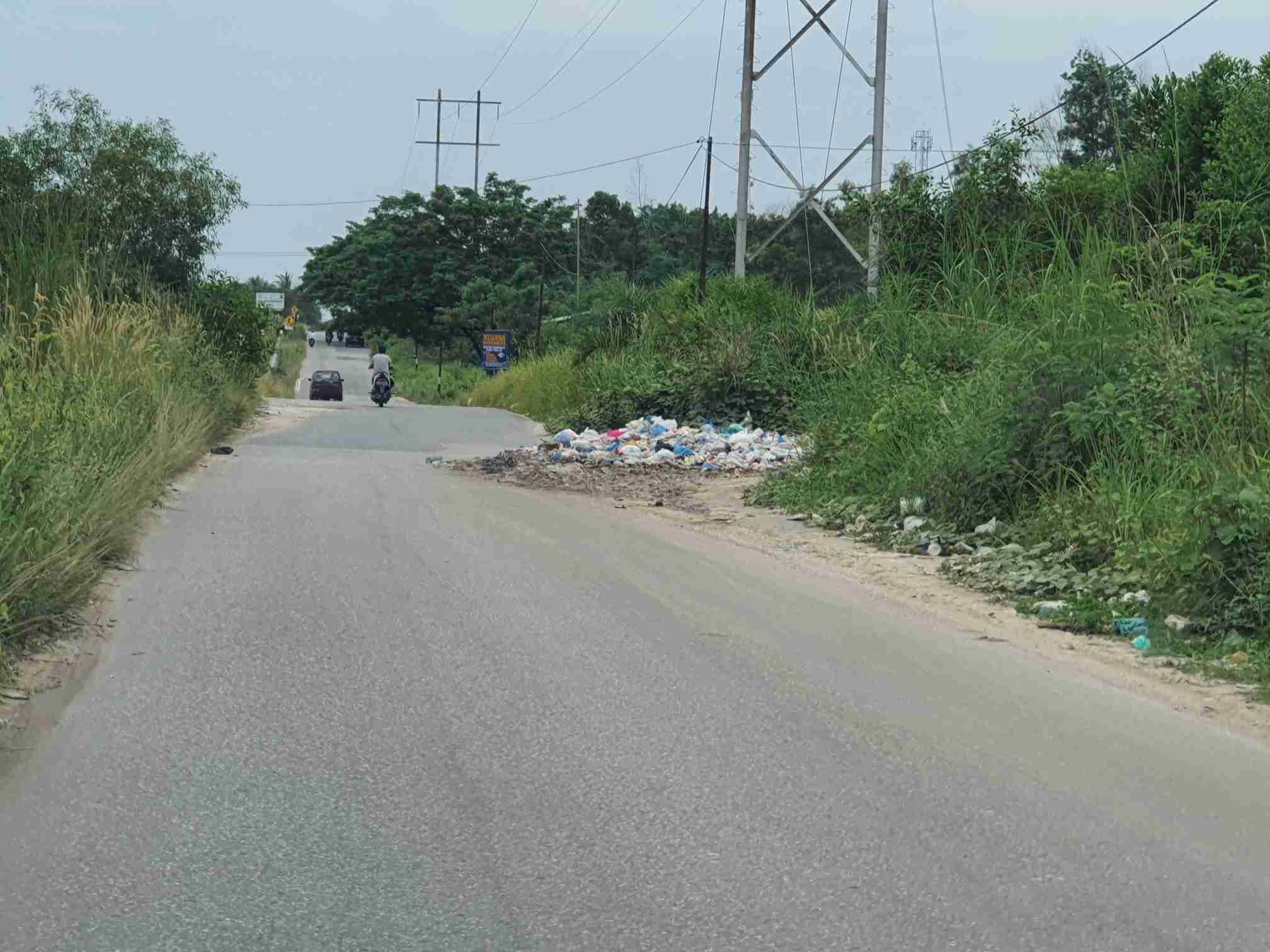 Sampah di Jalan Pipa Air Bersih Memakan Jalan, Siapa Yang Patut Disalahkan?
